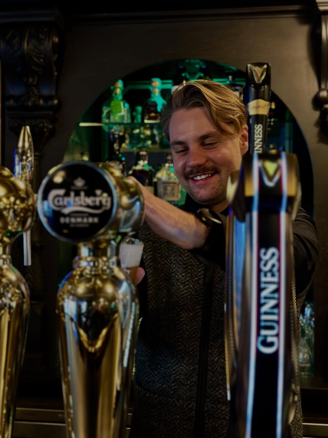 Barman servant une pression derriere le comptoir du Duke's